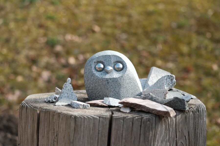 Steineule Anneliese aus Dunkler Granit