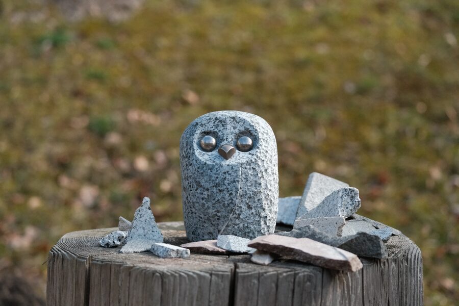 Steineule Bertha aus Dunkler Granit