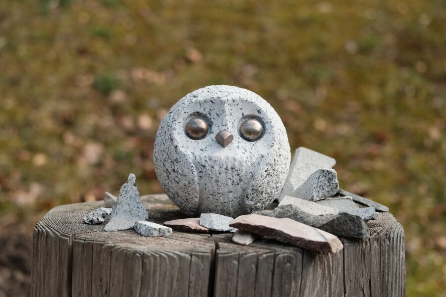 Steineule Josefine aus Heller Granit